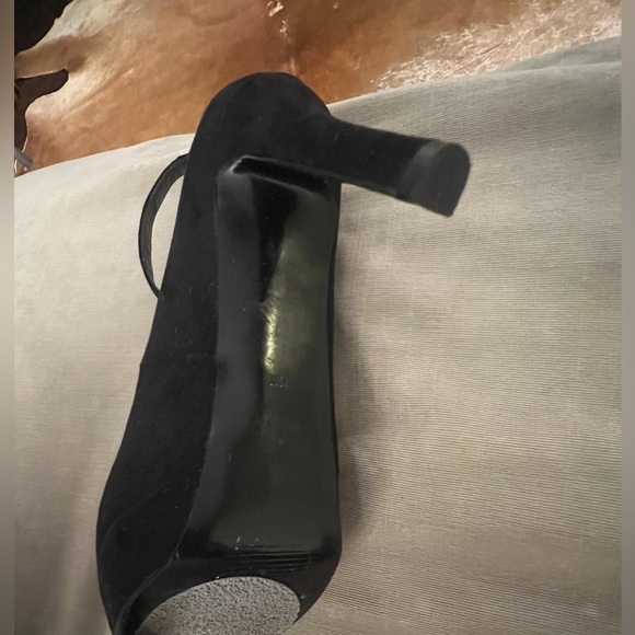 GUESS Pumps - Picture 10 of 10